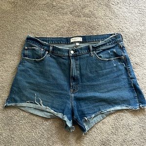 Abercrombie 4” mom short high rise curve love